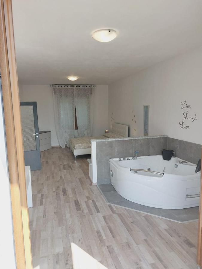Dudi Jolie Maison - Jacuzzi Лезено Экстерьер фото